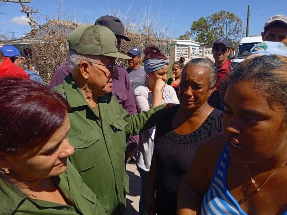 DiazCanelB's tweet photo. Vamos camino a #PinarDelRío, donde hoy se concentran los mayores esfuerzos en la recuperación. La situación es difícil, los daños son considerables, más de 200 familias han perdido sus hogares completamente. Pero los pinareños no están solos, #TodosJuntos saldremos de esta. https://t.co/vHxsDlXLju
