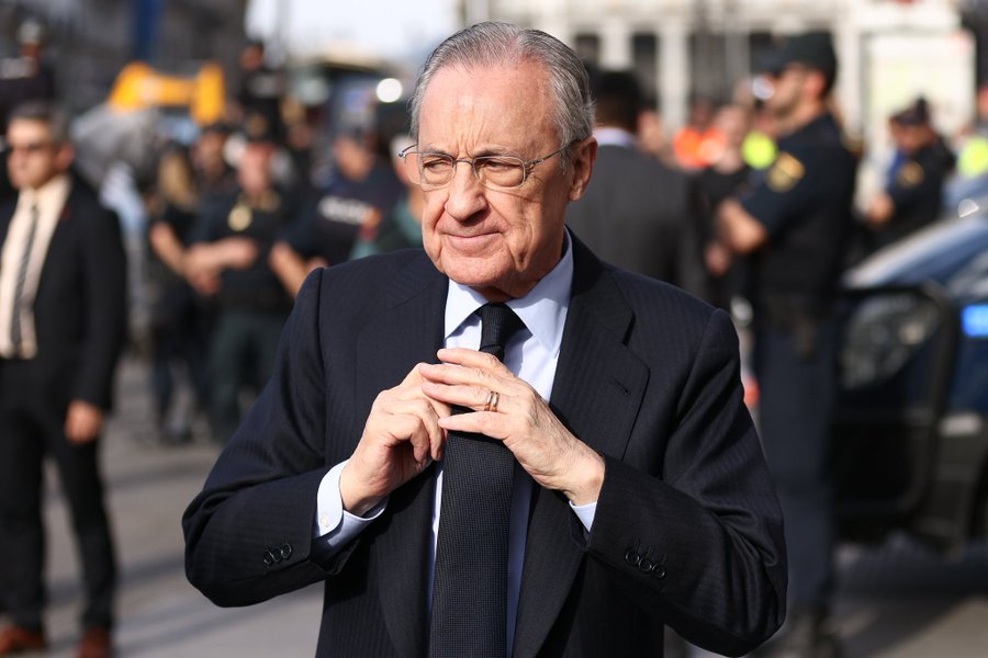 elchiringuitotv's tweet photo. 🙄 "𝗡𝗨𝗡𝗖𝗔 𝗩𝗔𝗠𝗢𝗦 𝗔 𝗖𝗔𝗠𝗕𝗜𝗔𝗥 el nombre del 𝗦𝗔𝗡𝗧𝗜𝗔𝗚𝗢 𝗕𝗘𝗥𝗡𝗔𝗕𝗘́𝗨" 

👉 "Si me quieren poner un nombre... ya les diré yo dónde😅"

😬 𝐅𝐥𝐨𝐫𝐞𝐧𝐭𝐢𝐧𝐨 𝐏𝐞́𝐫𝐞𝐳, en estado puro en plena Asamblea de Socios. https://t.co/MMpHI24yBh