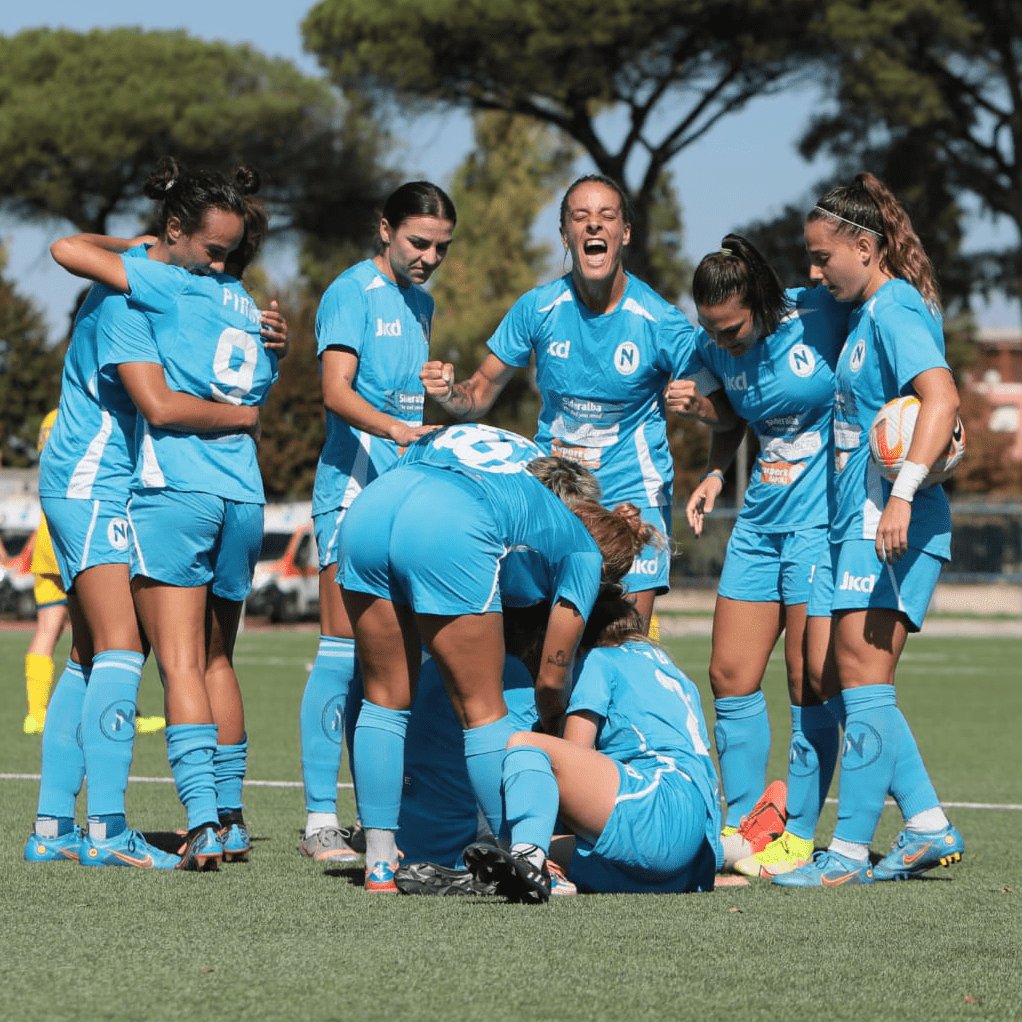 😍 GRANDI RAGAZZEEEEEE!

Quanti 💙 per le Azzurre del #NapoliFemminile che hanno vinto oggi lo scontro con il Chievo Verona, conquistando il primo posto in classifica in solitaria in #SerieBFemminile?