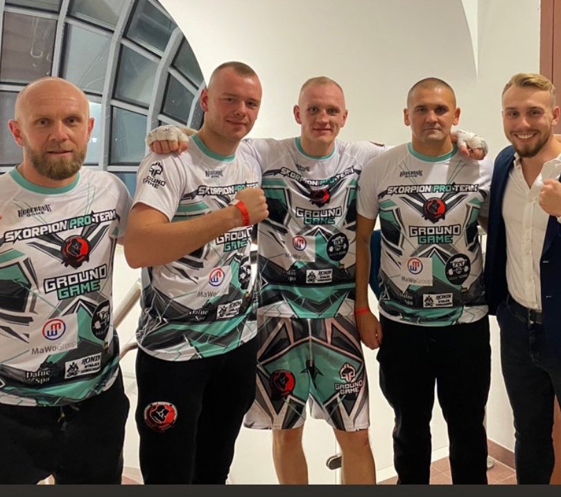 Ogromne gratulacje dla <a href="/karol_welter/">Karol Welter</a> za zwycięstwo na gali <a href="/RockyBoxingProm/">Rocky Boxing Night</a> 🥊 

Karol Welter pokonał Evandera Riverę jednogłośną decyzją sędziów (77-75, 78-74, 77-75).

Brawo! 👏