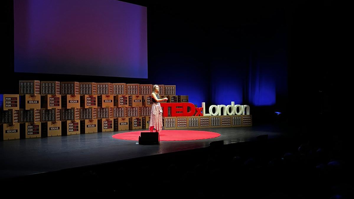 tedxlondon's tweet image. .@JacksonJodie21 shares three pillars of News Literacy that help us radically change our media diet:
1️⃣Combat misinformation & seek truth
2️⃣Counter negativity bias & struve for balance
3️⃣Account for our own cognition - how we process information and manage cognitive biases