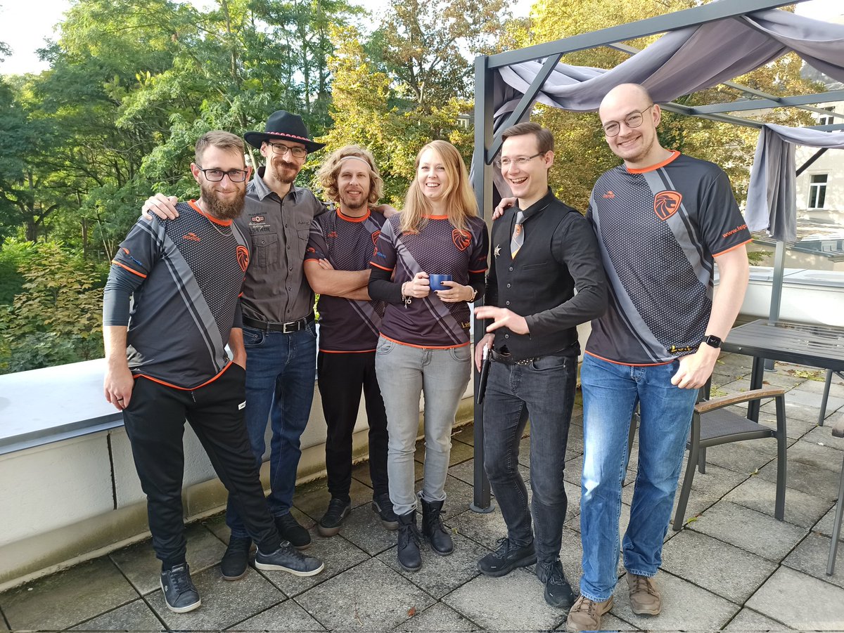 Dürfen wir vorstellen: der Rest 🤭 oder das vor Ort Orga Team 🥰 Ob es casten, Schiri, Spielablauf anpassen oder Tür öffnen ist, das Team managed es. 
<a href="/LES_Savila/">🐑 Tami 🐉 🎮</a> <a href="/fx4me/">Bodo Sahm</a> <a href="/MilL0rD/">J Miller</a> @TiberiumGames <a href="/Amralon/">Stefan Hlous</a> <a href="/LES_iceclaw/">Patrick Dreißig</a>
#CC9 #CommunityCupLES <a href="/LeipzigeSports/">Leipzig eSports e.V.</a>  #StarCraft2 #Breitensport