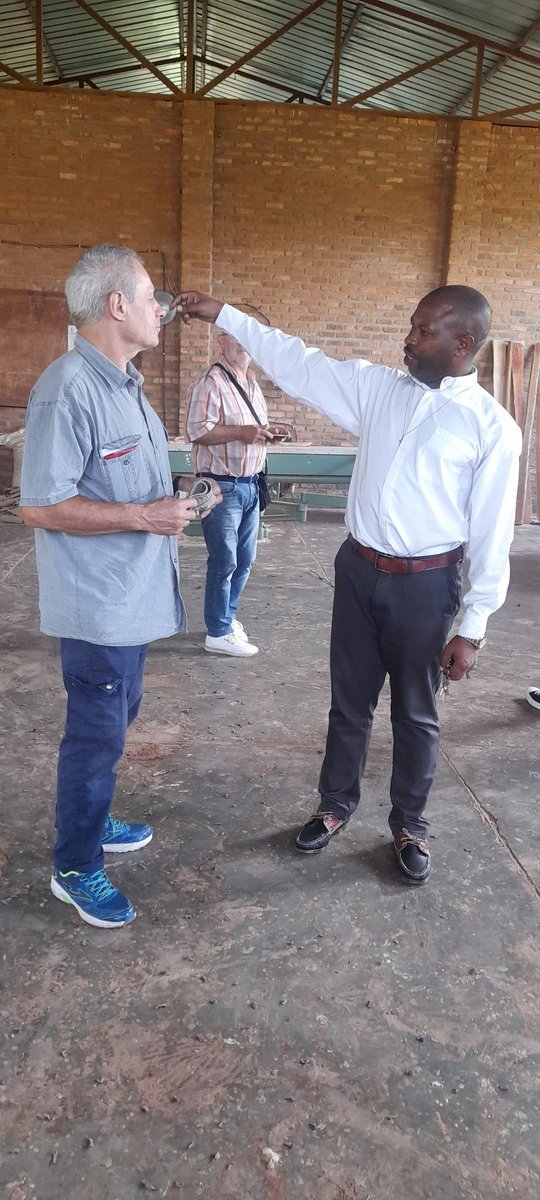 Fr_Ramon_K_TVET's tweet image. (Govrnment Aided). Kwigiranaho ni ingenzi mu bijyanye no kunoza umurimo w&apos;uburezi. Muri byinshi abo bashyitsi basuye harimo #isarumara #CarpentryWorkshop n&apos;icyumba gifatirwamo ikanatunganyirizwamo amashusho n&apos;amajwi #MultimediaStudio.