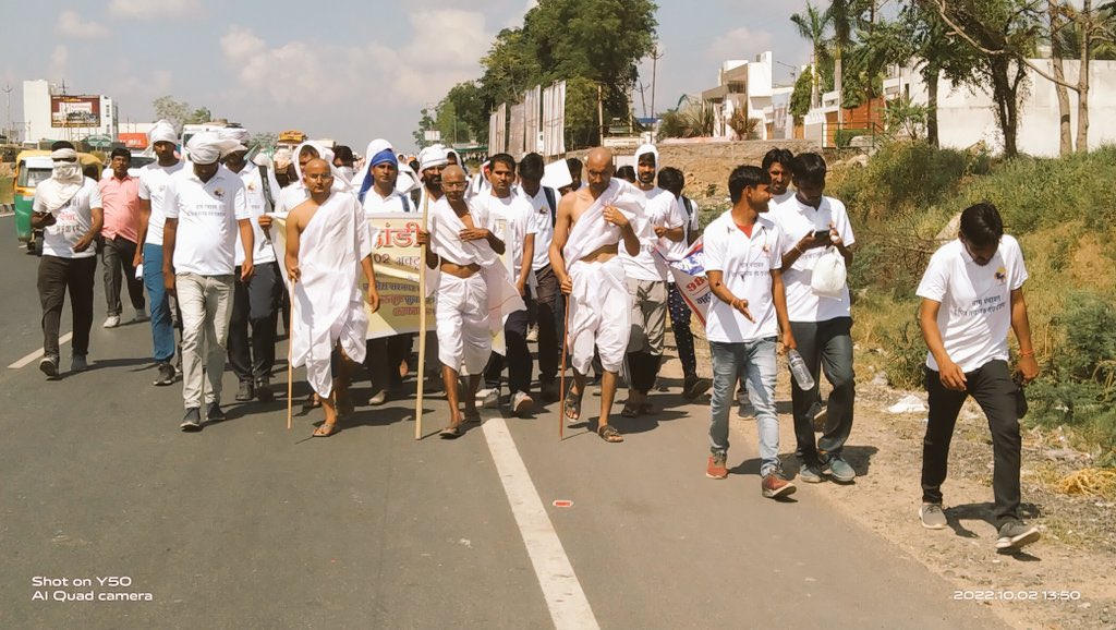 PratapSSinghvi's tweet photo. शिथिलता की मांग को लेकर राजस्थान के बेरोजगार  गुजरात में दांडी यात्रा निकाल रहे है, सरकार इन बेरोजगार युवाओं को राजस्थान बुलाकर कंप्यूटर अनुदेशक भर्ती में शिथिलता देकर राहत प्रदान करें।
@ashokgehlot51 @TheUpenYadav @RajGovOfficial https://t.co/U0uL4v0rTf