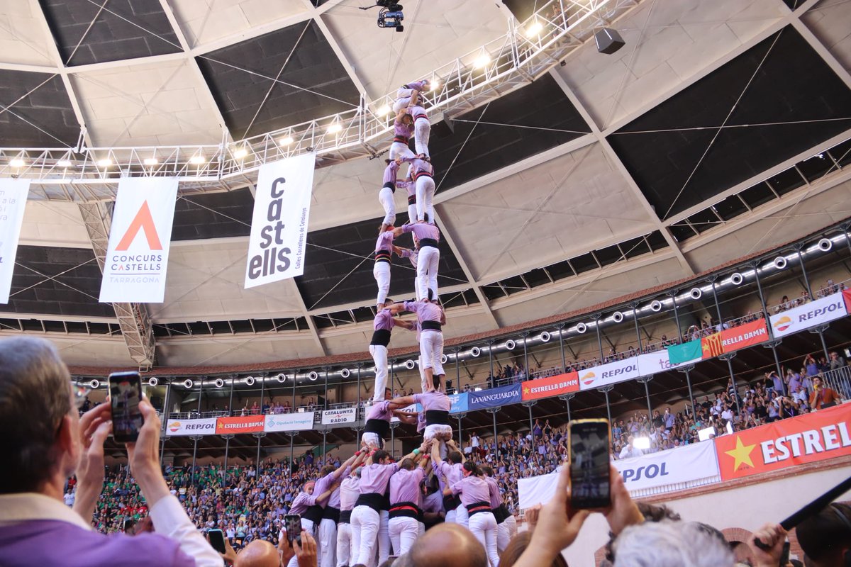 Ara sí! 3 de 9 amb folre descarregat a la tercera ronda del Concurs! Hi som! #AraConcurs

#AraJove #castellers #castelleres