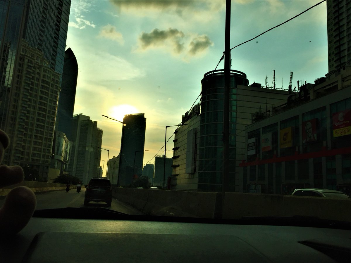 daxzart's tweet photo. Senja pergi
Tinggalkan berkas-berkas rindu
Tatap menajam
Isu terbanting
Luruh dedaun
Di atas kertas tak berwarna

#KotaMenua #TwilightJakarta #bangunindonesia https://t.co/25yw8YQIBq