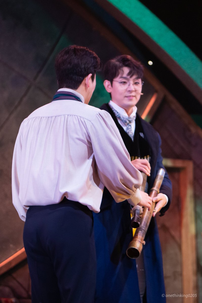 어 비르지니아
(헤헤 우리입븐딸*^^*)
                   아빠아.... 쟤가나한테
                   이거 씌웠오 이거좀바바
ㅁ머?
                                                      얌마너일루와바
                                                                               아이쿠