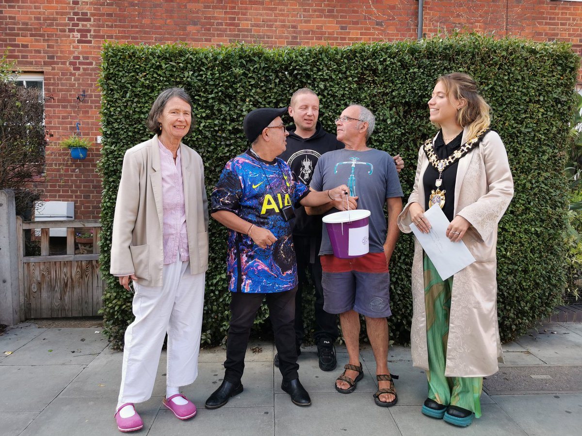 So the mayor for @lbhf <a href="/EmmaApthorp/">Emma Apthorp</a>  came to #oldoak and presented certificates to participants of the <a href="/PJ_Hub/">Photojournalism Hub</a> workshops in the summer. A smart new shop front and community art space with their pictures to celebrate the area 😍