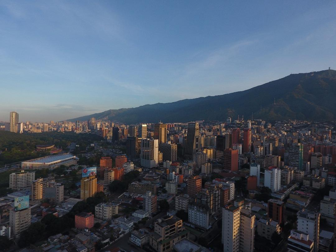 PCivil_Ve's tweet photo. #ProtecciónCivil te da los buenos días y te deseamos un feliz comienzo de semana. Así amanece el cielo de Caracas #2Oct https://t.co/iEwDiZ0RS2