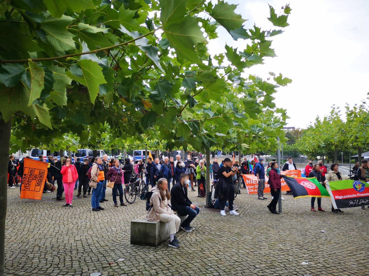 Noch ein paar schöne Eindrücke der Demonstration "Niedersachen zum Sicheren Hafen für Alle" am 01.10.2022 in Hannover.
Danke an alle Menschen, die da waren.
#RefugeesWelcome #Seebrücke #Hannover #Niedersachsen #LTWNDS22 #NDSWirdSichererHafen
!B