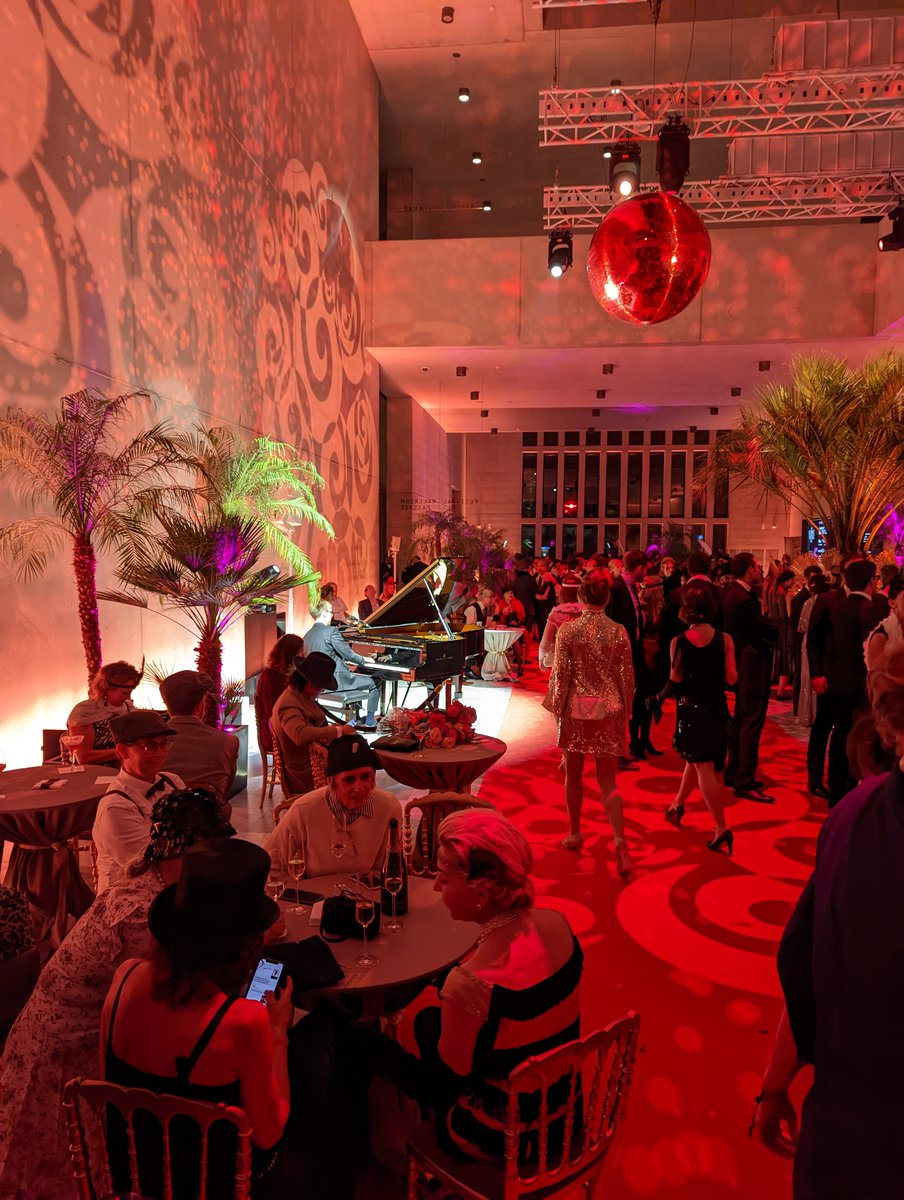 juergmeier's tweet image. Great 20ies Party at @KunsthausZurich last night! Great spirit, just music sucked completely.  Rock band (...), DJ confused party with Over50 one: Wham, Abba, Eurythmics... even Doris Day's "que sera" is 1956. No jazz, no Glenn Miller, no nothing. Kunsthaus, where was the art?