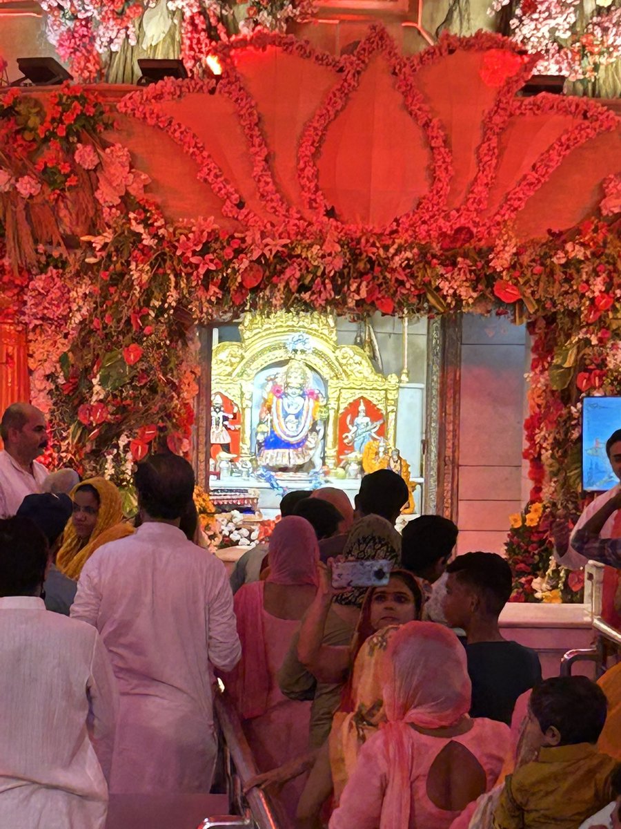 AshuRajSoniBJP's tweet photo. कल रात @bbjtsmedia माता श्री जय माँ झंडेवाली माता जी के दर्शन का सौभाग्य प्राप्त हुआ। पिता जी द्वारा सेवादर परिवार दर्शन का आनंद लिया। https://t.co/mPIpRluZTW