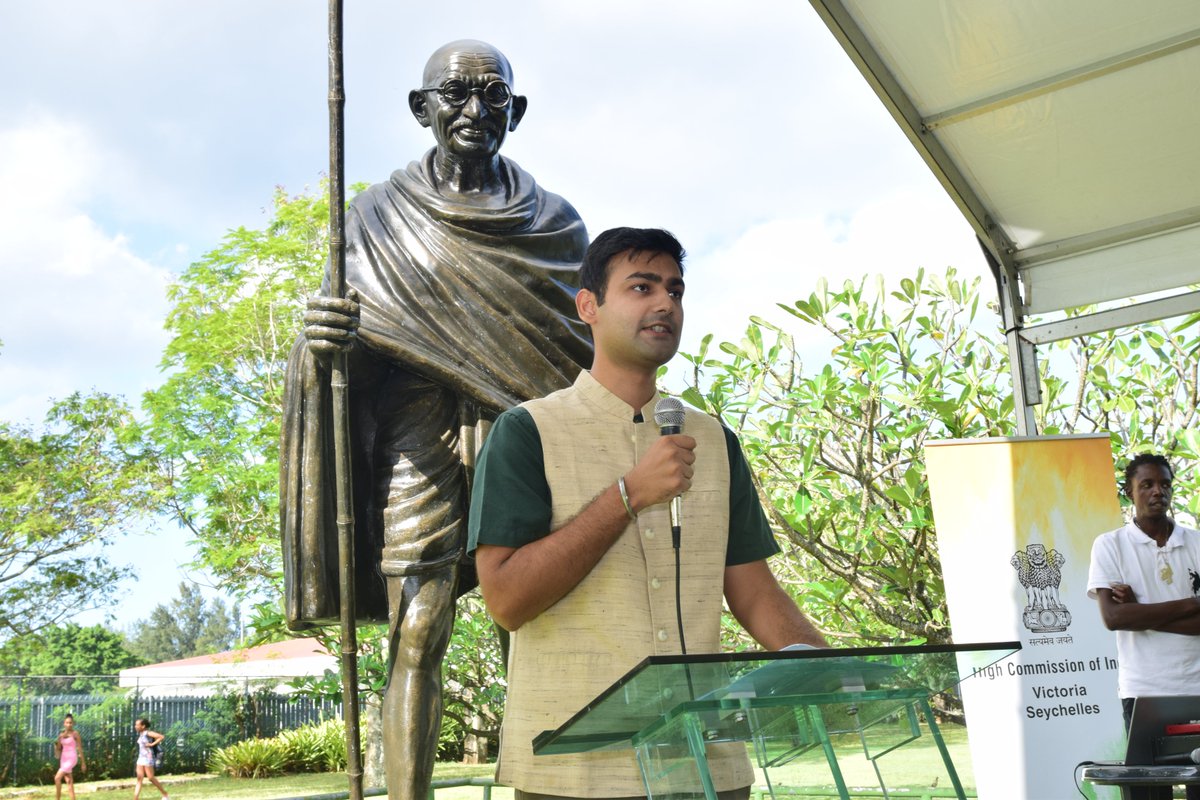 hci_seychelles's tweet photo. Celebrating 153rd birth anniversary of Mahatma Gandhi #Bapu!
Gandhiji’s birthday is also celebrated by United Nations as the International day of Non-Violence.
@hci_seychelles celebrated #GandhiJayanti at the recently inaugurated statue of Mahatma Gandhi in Peace Park, Victoria. https://t.co/3zoioqFE7M