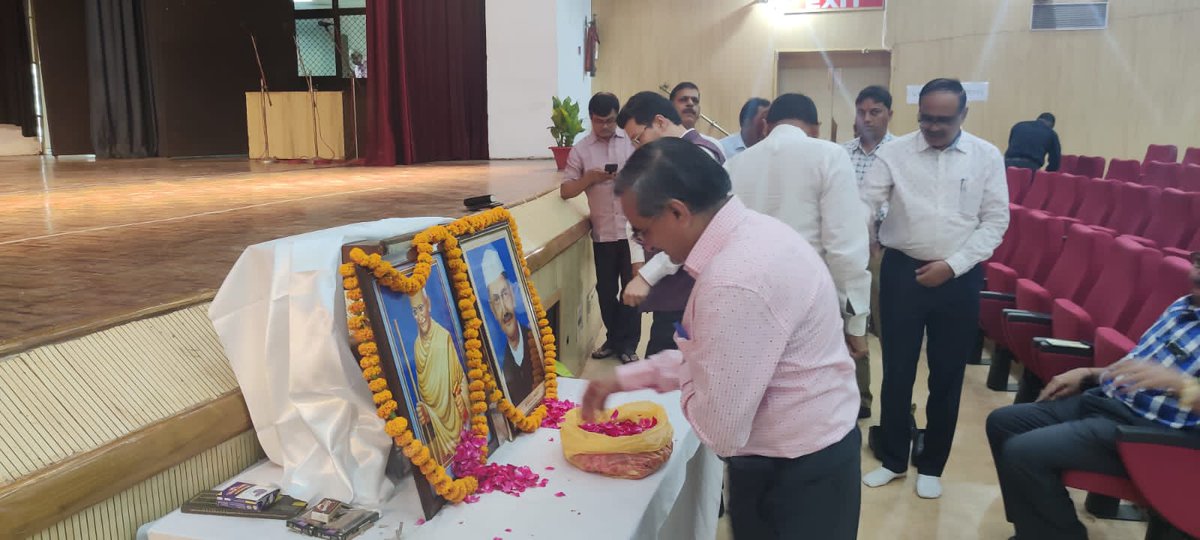 गन्ना विकास विभाग द्वारा आज लाल बहादुर शास्त्री गन्ना किसान संस्थान के प्रेक्षागृह में राष्ट्रपिता महात्मा गांधी एवं पूर्व प्रधानमंत्री स्व. लाल बहादुर शास्त्री की जयंती हर्षोल्लास से मनाई गई।  #GandhiJayanti
<a href="/UPCane/">Cane Development UP</a> <a href="/UPGovt/">Government of UP</a> <a href="/CMOfficeUP/">CM Office, GoUP</a>
 <a href="/InfoDeptUP/">Information and Public Relations Department, UP</a>