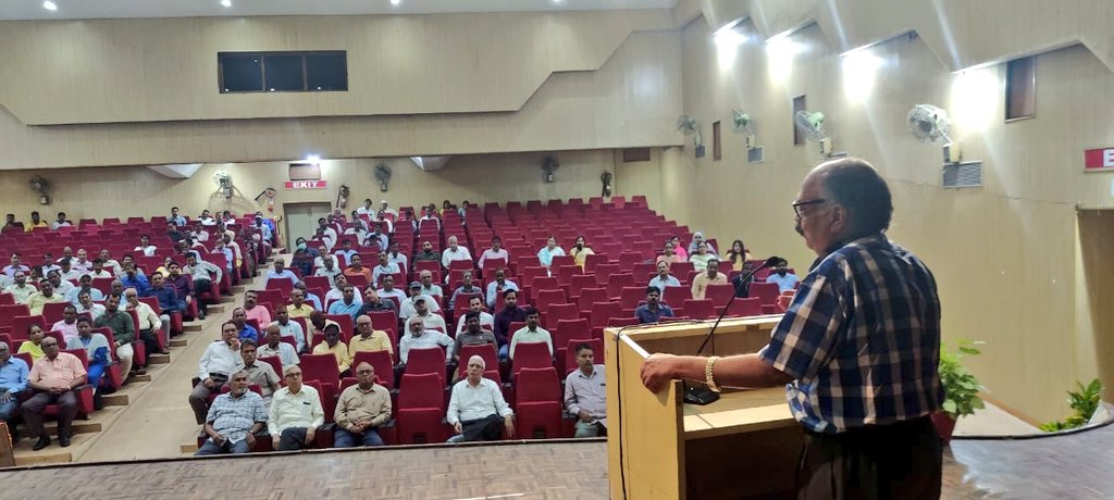 कार्यक्रम में उपस्थित सभी अधिकारियों एवं कर्मचारियों ने गांधी जी व शास्त्री जी के चित्र पर माल्यार्पण कर पुष्प अर्पित किये और बापू के भजन वैष्णव जन तो तेने कहिये का श्रवण  तथा रघुपति राघव राजा राम का सामूहिक गान भी किया गया
#GandhiJayanti
<a href="/UPCane/">Cane Development UP</a> <a href="/UPGovt/">Government of UP</a> <a href="/CMOfficeUP/">CM Office, GoUP</a>
 <a href="/InfoDeptUP/">Information and Public Relations Department, UP</a>