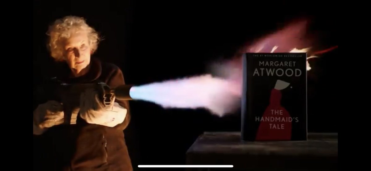 1985년에 처음 출간된 시녀이야기가 불에 태워지는 등 금서취급을 받자 '불타지 않는 에디션'을 만든 출판사와 직접 불을 쏘아보는 마거릿 애트우드 본인