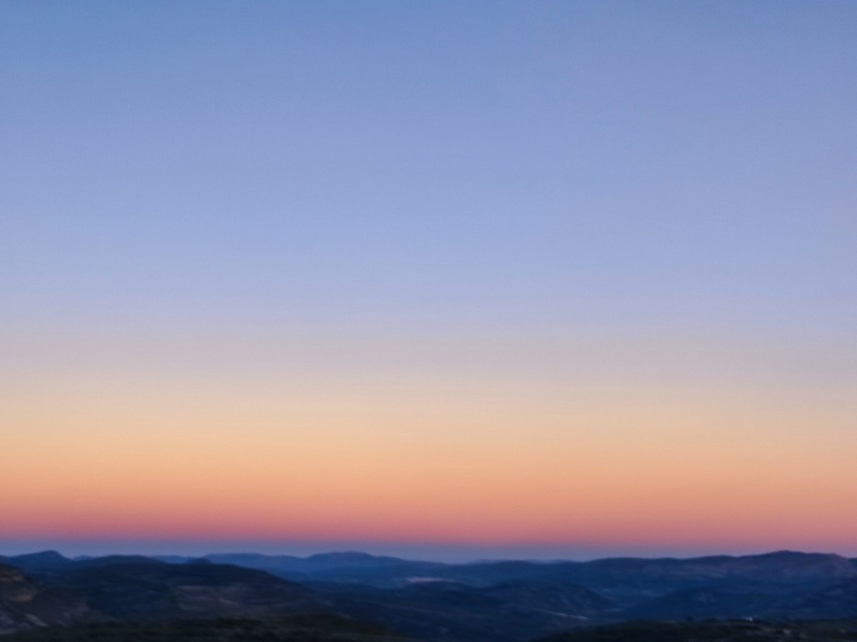 Solquem cels sense límits
potser amb cal·ligrafies disperses,
però estem bastim els fils
on les estrelles gronxen.

AGP,  Trossets.

#BonDia #AltMaestrat #pensaments #testime #brollamots #TantDeBoFossisAquí instagram.com/p/CjM-U2QI8kR/…