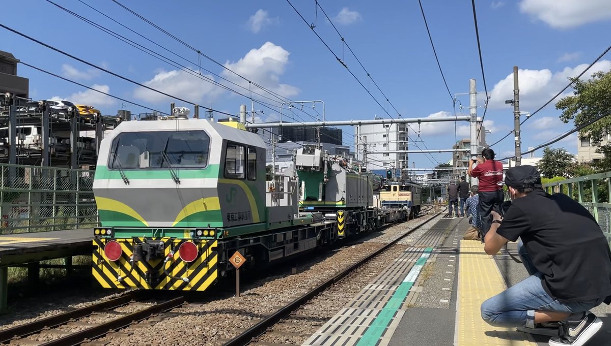 R8n7Ce's tweet photo. 鉄道クレーン車と撮り鉄 https://t.co/sKARfsYKVX