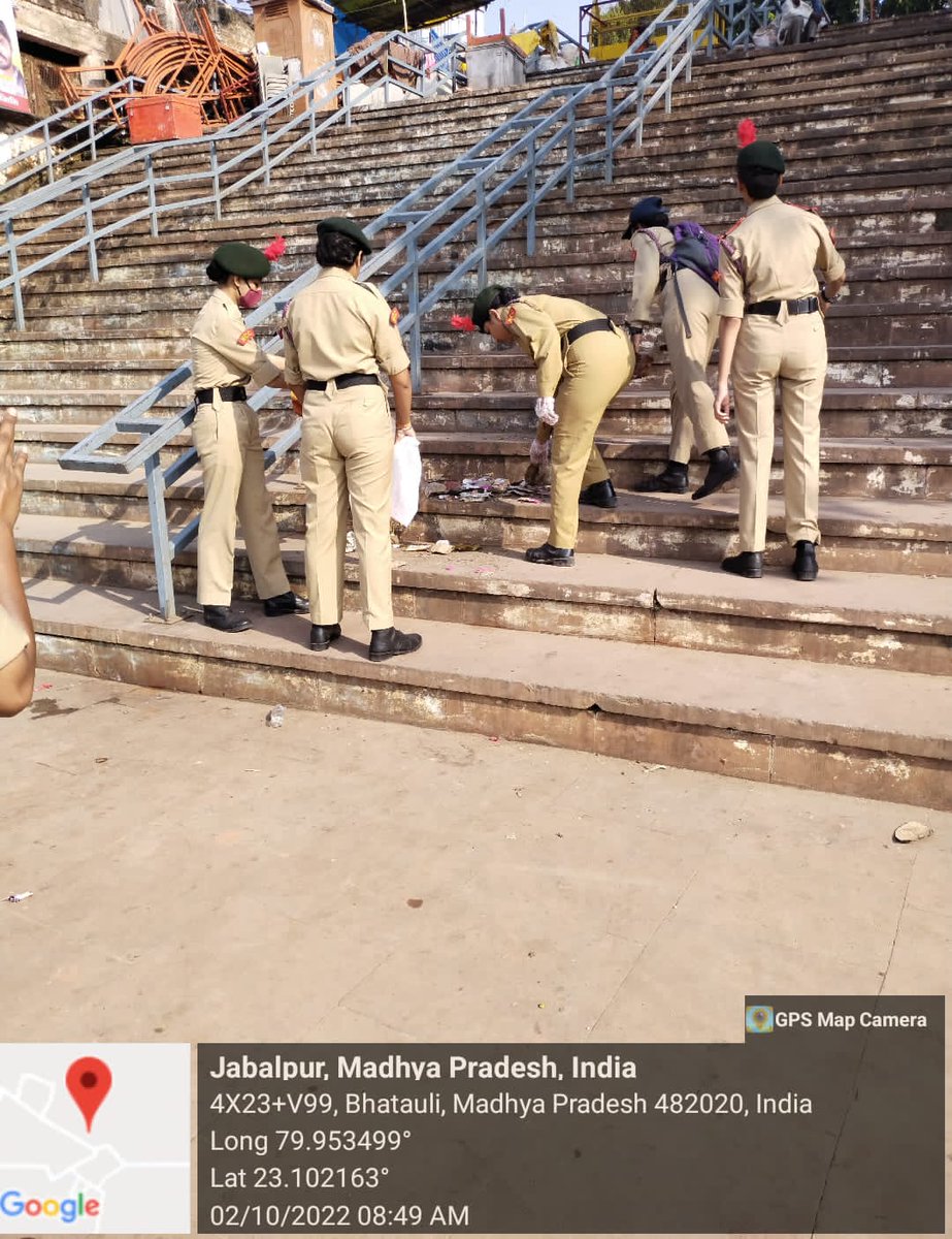 Anushri_24's tweet photo. Senior wing cadets of @staloysiuscoll1 #2MPGirlsBNNCCjbp, participated in Puneet Sagar Abhiyan initiated by @HQ_DG_NCC, thereby cleaning the bank of river Narmada at Gwarighat, jabalpur, MP. https://t.co/grBhQ7no1B