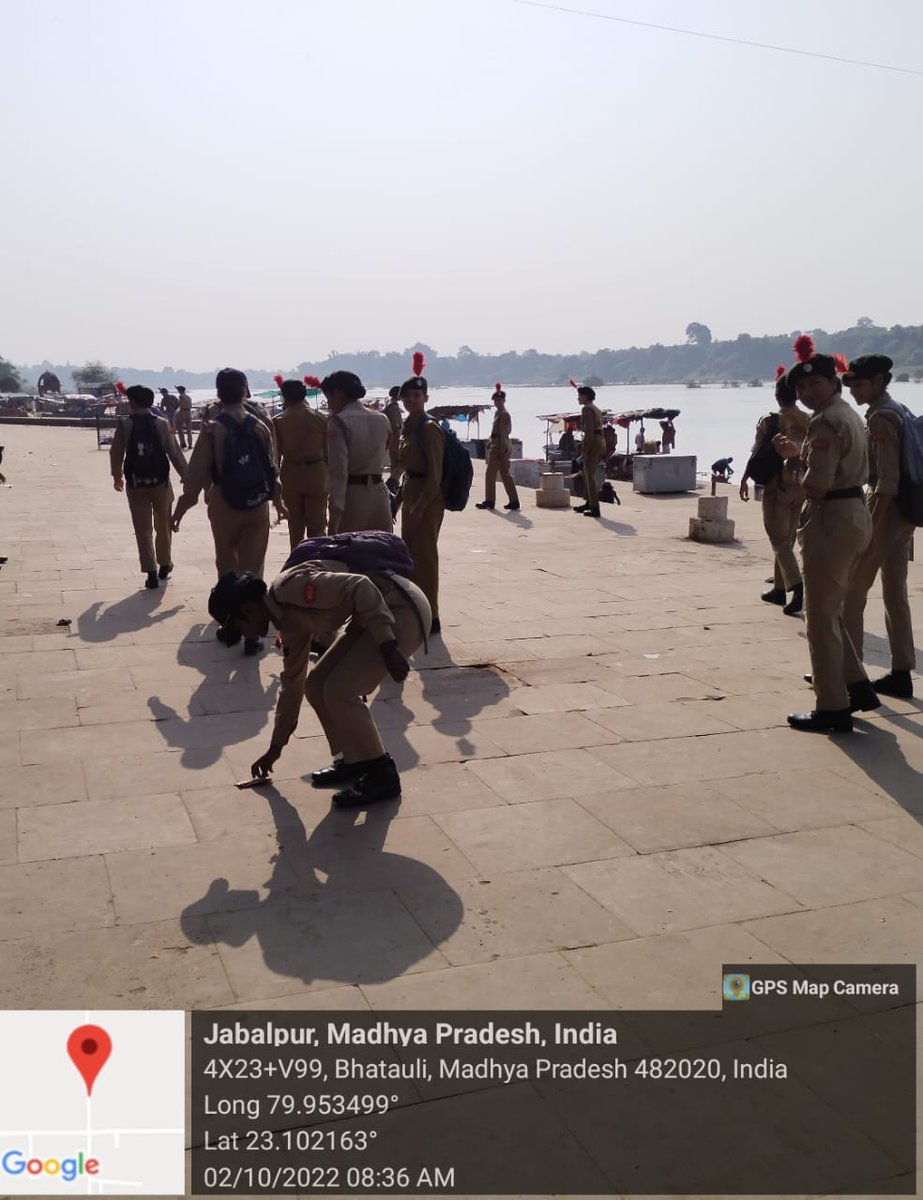 Anushri_24's tweet photo. Senior wing cadets of @staloysiuscoll1 #2MPGirlsBNNCCjbp, participated in Puneet Sagar Abhiyan initiated by @HQ_DG_NCC, thereby cleaning the bank of river Narmada at Gwarighat, jabalpur, MP. https://t.co/grBhQ7no1B