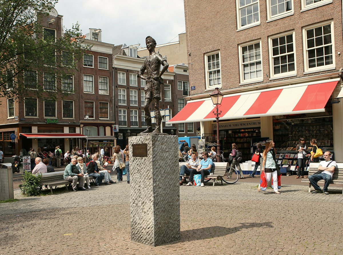 Ik wil het Spui terug zoals het bedoeld was. Een stedelijke ruimte waar je contact met mede-Amsterdammers nadat je een boek of krantje hebt gekocht. Waar je omdat je niet kan wachten meteen gaat lezen op een bankje. Stop de vercommercialisering van de openbare ruimte!
