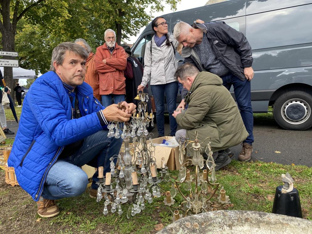 À #Amiens, les brocanteurs de la réderie vendent déjà à douze heures de l’ouverture courrier-picard.fr/id347225/artic…