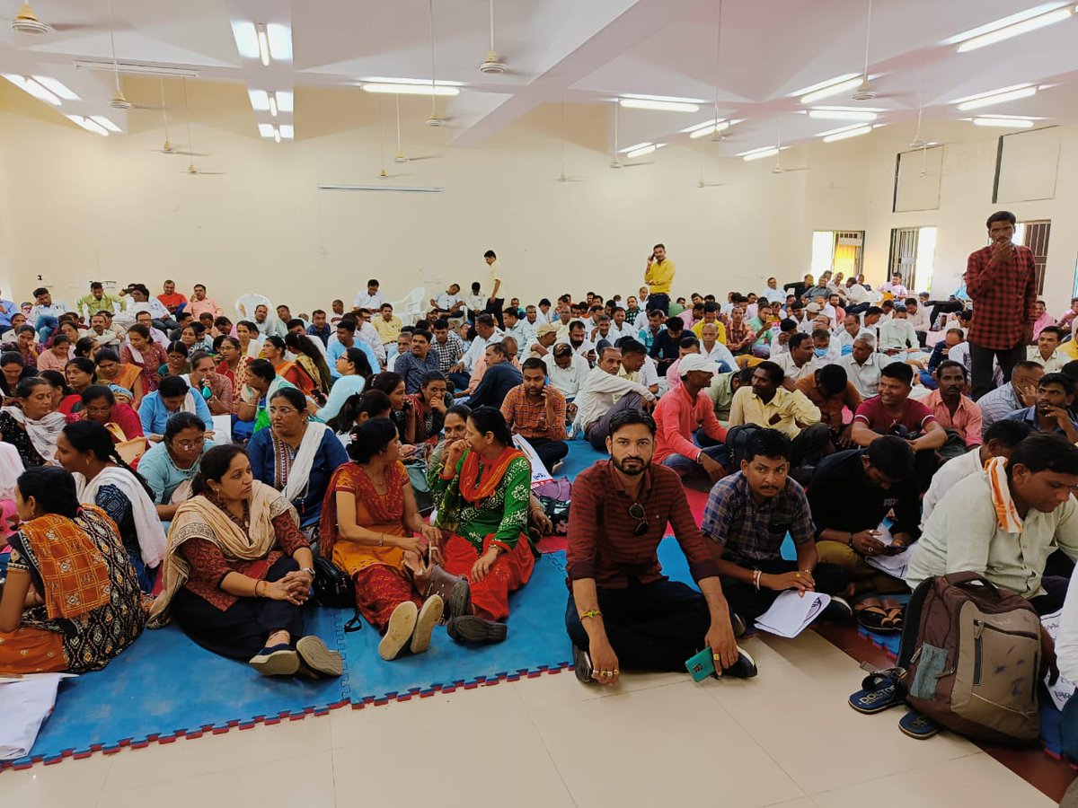 chandra08747413's tweet photo. આજરોજ ફરી જૂની પેન્શન યોજનાની માંગ સાથે NMOPS ની આગેવાની માં શિક્ષકો અને બીજા વિભાગના કર્મચારીઓએ ગાંધીજી ની જન્મજયંતી પર ગાંધી ચિંધ્યા માર્ગે ગાંધીનગરમાં NPS નો વિરોધ કર્યો...તેમને ડીટેઇન કરવામાં આવ્યા અને વિરોધ પ્રદર્શન કરતા રોકવામાં આવ્યા ...અન્યાય ,અન્યાય..
#OPS 
@ABPNews https://t.co/UibZY6KnPE
