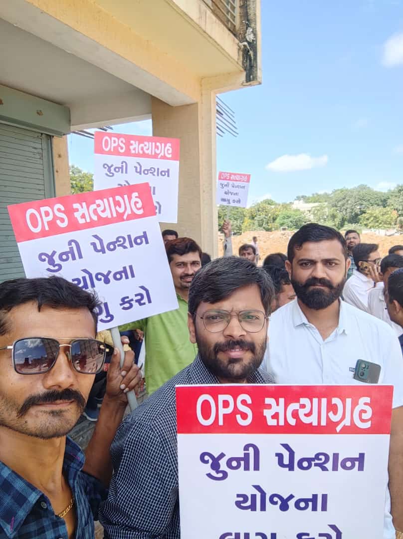chandra08747413's tweet photo. આજરોજ ફરી જૂની પેન્શન યોજનાની માંગ સાથે NMOPS ની આગેવાની માં શિક્ષકો અને બીજા વિભાગના કર્મચારીઓએ ગાંધીજી ની જન્મજયંતી પર ગાંધી ચિંધ્યા માર્ગે ગાંધીનગરમાં NPS નો વિરોધ કર્યો...તેમને ડીટેઇન કરવામાં આવ્યા અને વિરોધ પ્રદર્શન કરતા રોકવામાં આવ્યા ...અન્યાય ,અન્યાય..
#OPS 
@ABPNews https://t.co/UibZY6KnPE
