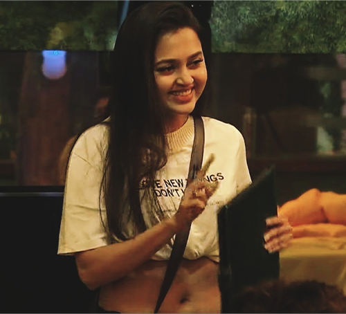 TejasOfficialFC's tweet photo. Still remembers the day when she was on stage with @BeingSalmanKhan dreaming to win trophy. 
after many months, going through all the tough time, winning audience hearts, she lifted the trophy!

1YR OF PHOENIX TEJASSWI
#TejasswiPrakash 
@itsmetejasswi @TejasswiAd https://t.co/8y30tf2hJ5