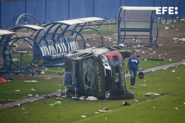 EFEdeportes's tweet photo. #EFEfotos | 👉 Al menos 129 muertos por unos disturbios en un partido de fútbol en Indonesia

👉 La mayor parte de las muertes se produjo a raíz de la estampida de los aficionados, cuando decenas de ellos se asfixiaron.

📸 H.Prabowo https://t.co/2nBjI5Z65o