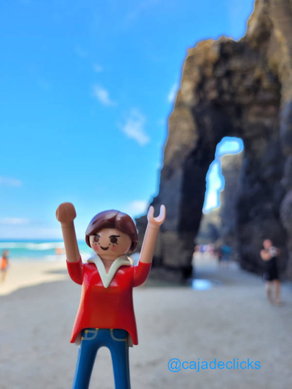 cajadeclicks's tweet photo. ¡¡¡Qué bien me lo he pasado en la Playa de las Catedrales, es espectacular!!! ¡¡¡Mirad que guapa he salido con uno de los arcos por detras!!! 💓 #FelizDomingo #lugo @TurismoRibadeo #Galicia #viajes #Costa #feliz #happy #Playa https://t.co/Qn3JJpcDkz https://t.co/cVJfOFxc5A