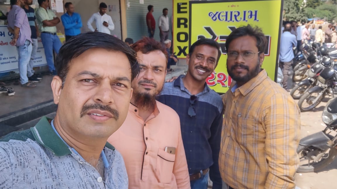 जो तौर है दूनियाँ का उसी तौर से बोलो |
बहरों का इलाका हैं,जरा जोर से बोलो |
@Vijaykbandhu  <a href="/imtechnonitin/">(NITIN MEHTA)</a> <a href="/bprawatNOPRUF/">B P Singh Rawat (NOPRUF)</a> #Fasting_for_Anitaben_and_Satyambhai #onlyOPS <a href="/PMOIndia/">PMO India</a> 
<a href="/CMOGuj/">CMO Gujarat</a>  <a href="/GSTV_NEWS/">GSTV</a>