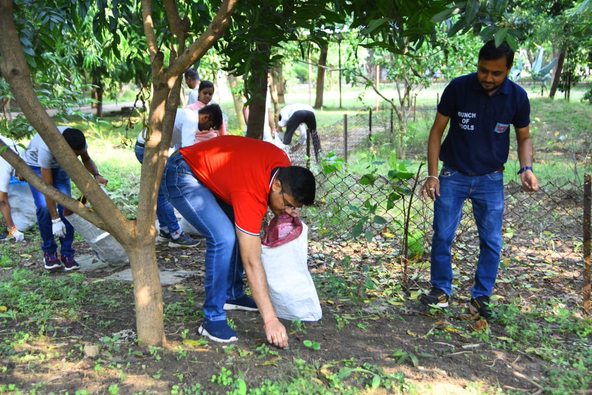 arifhs1's tweet photo. On #GandhiJayanti along with @RaipurSmartCity & #bunchoffools conducted a cleanliness drive in #oxyzonepark raipur. Around 100 bags of plastic waste was collected. An effort was made to give cleanliness msg through 🧱 painting https://t.co/4jNLDwGhnT