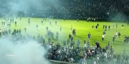 AgenBayu's tweet photo. FULL VIDEO KERUSUHAN AREMA VS PERSEBAYA 

https://t.co/sC3nmEWD2r https://t.co/LF1DYrBkE1