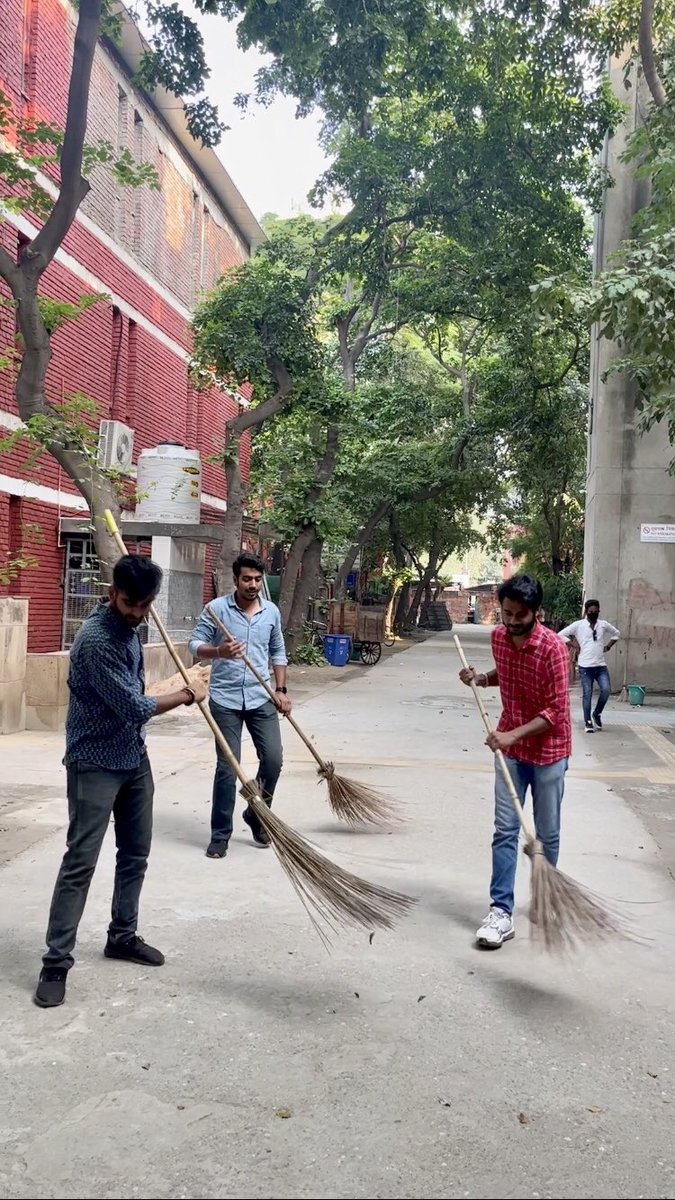 itanmay_'s tweet photo. 2 ऑक्टोबर (गाँधी जयंती) के उपलक्ष में किरोड़ी मल महाविध्यालय (दिल्ली विश्वविध्यालय) में सफ़ाई अभियान चलाया गया

.

#delhi #delhiuniversity #kirorimalcollege #kmc #du #dusu #support #weallwegot #together #team #gandhijayanti #2october #gandhi #2oct #cleanindia #Gandhiji https://t.co/o8uC8qVCay