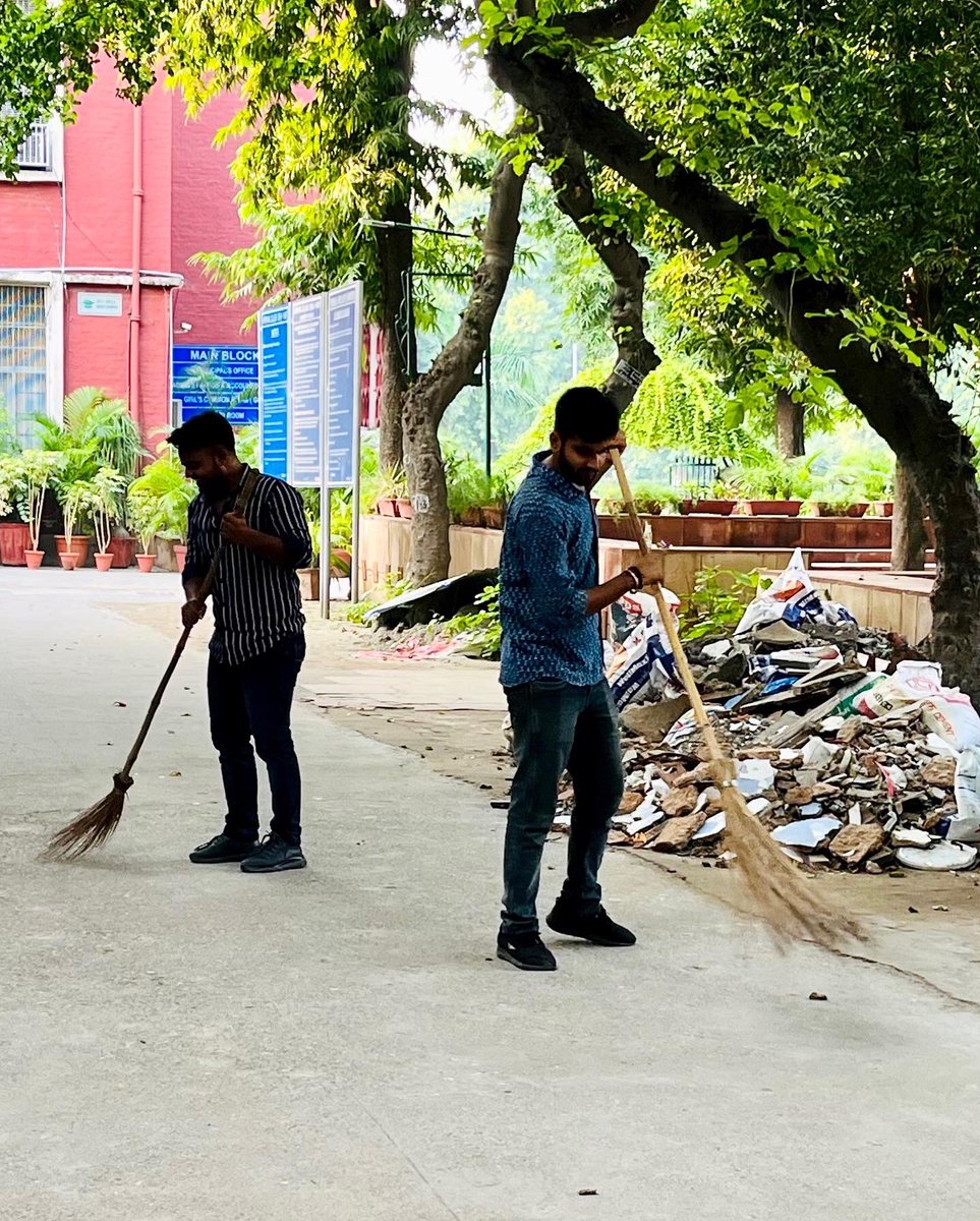 itanmay_'s tweet photo. 2 ऑक्टोबर (गाँधी जयंती) के उपलक्ष में किरोड़ी मल महाविध्यालय (दिल्ली विश्वविध्यालय) में सफ़ाई अभियान चलाया गया

.

#delhi #delhiuniversity #kirorimalcollege #kmc #du #dusu #support #weallwegot #together #team #gandhijayanti #2october #gandhi #2oct #cleanindia #Gandhiji https://t.co/o8uC8qVCay