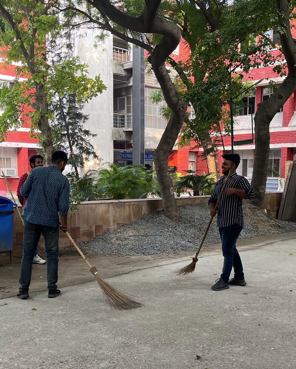 itanmay_'s tweet photo. 2 ऑक्टोबर (गाँधी जयंती) के उपलक्ष में किरोड़ी मल महाविध्यालय (दिल्ली विश्वविध्यालय) में सफ़ाई अभियान चलाया गया

.

#delhi #delhiuniversity #kirorimalcollege #kmc #du #dusu #support #weallwegot #together #team #gandhijayanti #2october #gandhi #2oct #cleanindia #Gandhiji https://t.co/o8uC8qVCay