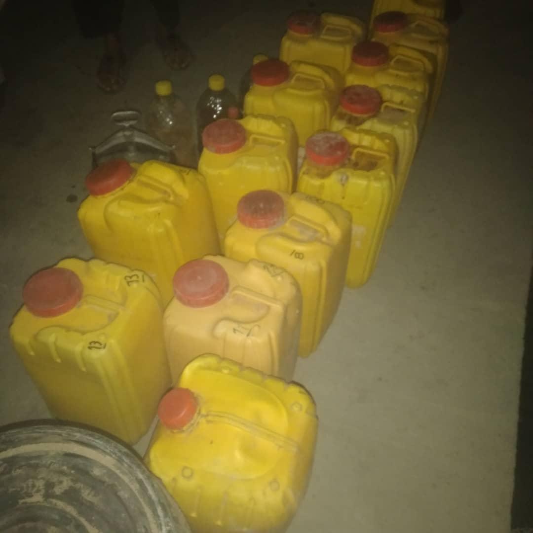 Qulordo207alfar's tweet photo. یک کارخانه شراب سازی توسط نیروهای کندک چهار لوای اول قول اردوی ۲۰۷ الفاروق از مربوطات حوزه دهم امنیتی شهر هرات کشف گردید

۵ ربیع الاول ۱۴۴۴

در یک عملیات استخباراتی، نیروهای کندک چهارم لوای اول، موفقانه یک کارخانه شراب سازی در قریه حاجی عباس مربوطات حوزه دهم امنیتی هرات را https://t.co/gY8zOqMvZR