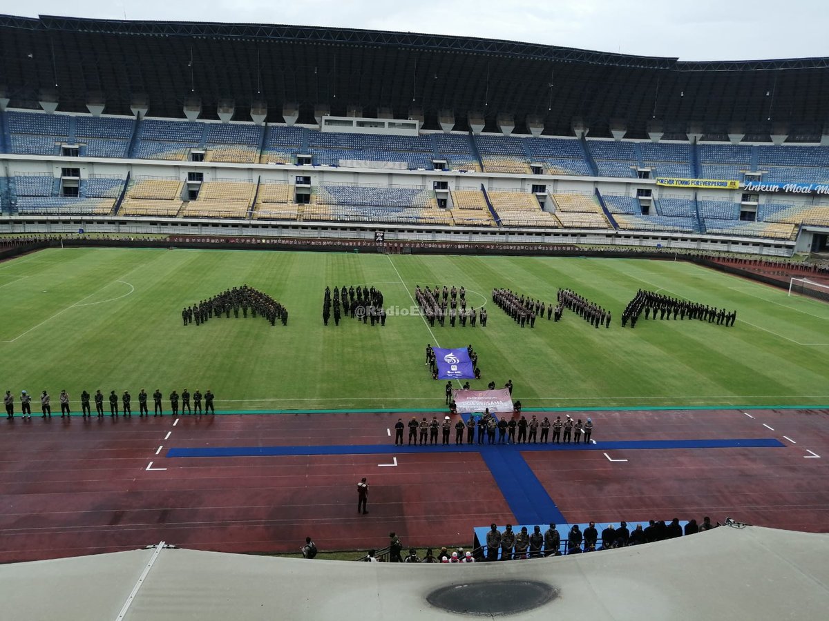 RadioElshinta's tweet photo. Petugas gabungan gelar doa bersama untuk insiden di Malang, acara ini berlangsung di Stadion GBLA, Jawa Barat dengan membentuk konfigurasi AREMA sebagai bentuk belasungkawa. (Ens) #ElshintaWeekend https://t.co/J1EmtMDWEu