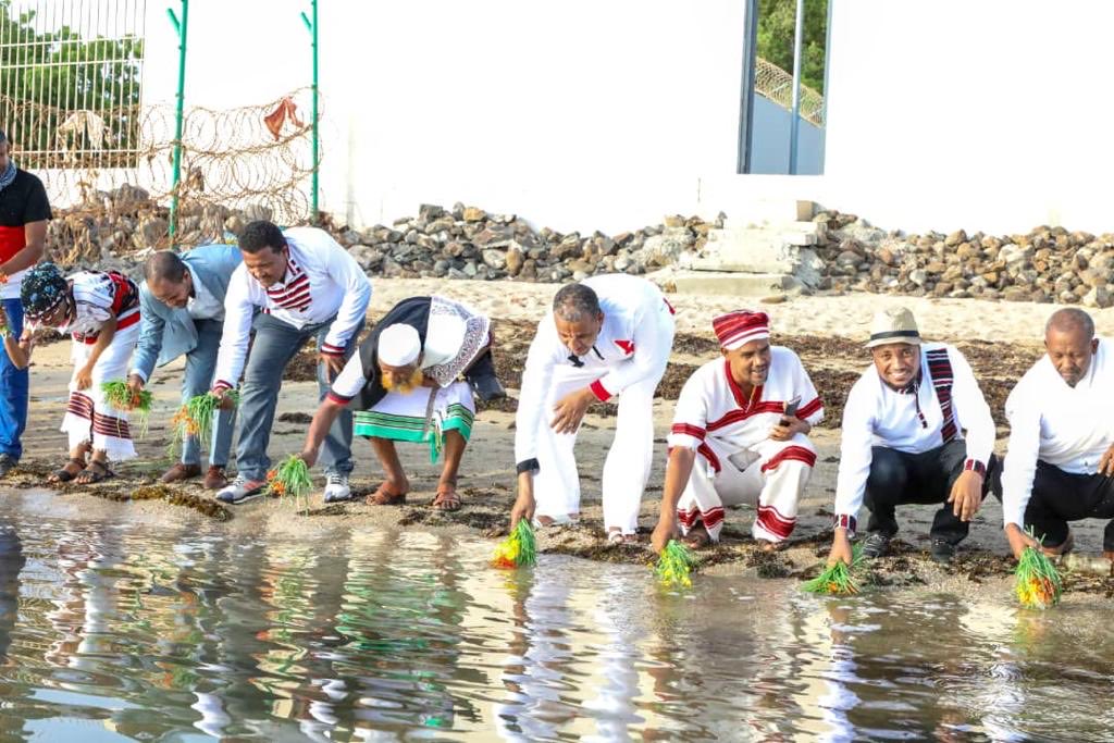 BerhanuTsegaye's tweet photo. We Celebrated #Irecha Colourfully in #Djibouti!
Ummata Oromoofi Lamiilleen keenya Jibuutiifi biyyoota biroo jiraattan hundi Baga Ayyaana Irreechaatiin Isin Gahe! Irechi Duudhaa sirna Gadaa, mallattoo nageenyaa, jaalalaafi tokkumaati!
Ayyaana Gaarii! Happy Irecha Festivity! https://t.co/A41ac87I9V