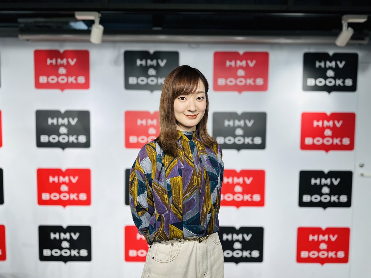 HmvBooksShibuya's tweet photo. 【#竹渕慶 】
本日は「1,000 TAKES」発売記念イベントにご参加いただきありがとうございました✨
イベント終了後にサイン入りTシャツ(M size)をいただきましたので、こちらを抽選で1名様にフォロー＆RTでプレゼント🎁締切は10/9、店舗受取り限定、当選はDMにて！！ https://t.co/pAbnxsCywA
