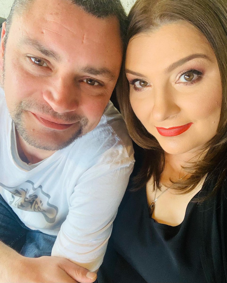 ves_gp_mua's tweet photo. #makeupoftheday day for my birthday🥳lunch with my boys at the classy AF
400 Gradi Italian Restaurant in Essendon:food &amp; service were chefs🧑‍🍳💋
#makeupmess with a few of my Favourite things🎧🇬🇧📚🗓️#CalenedarOfShane #SoldiersOfAnarchy @BooksSummers #rebelsofsandlands #shaneiaks https://t.co/VhfBoEg2iy