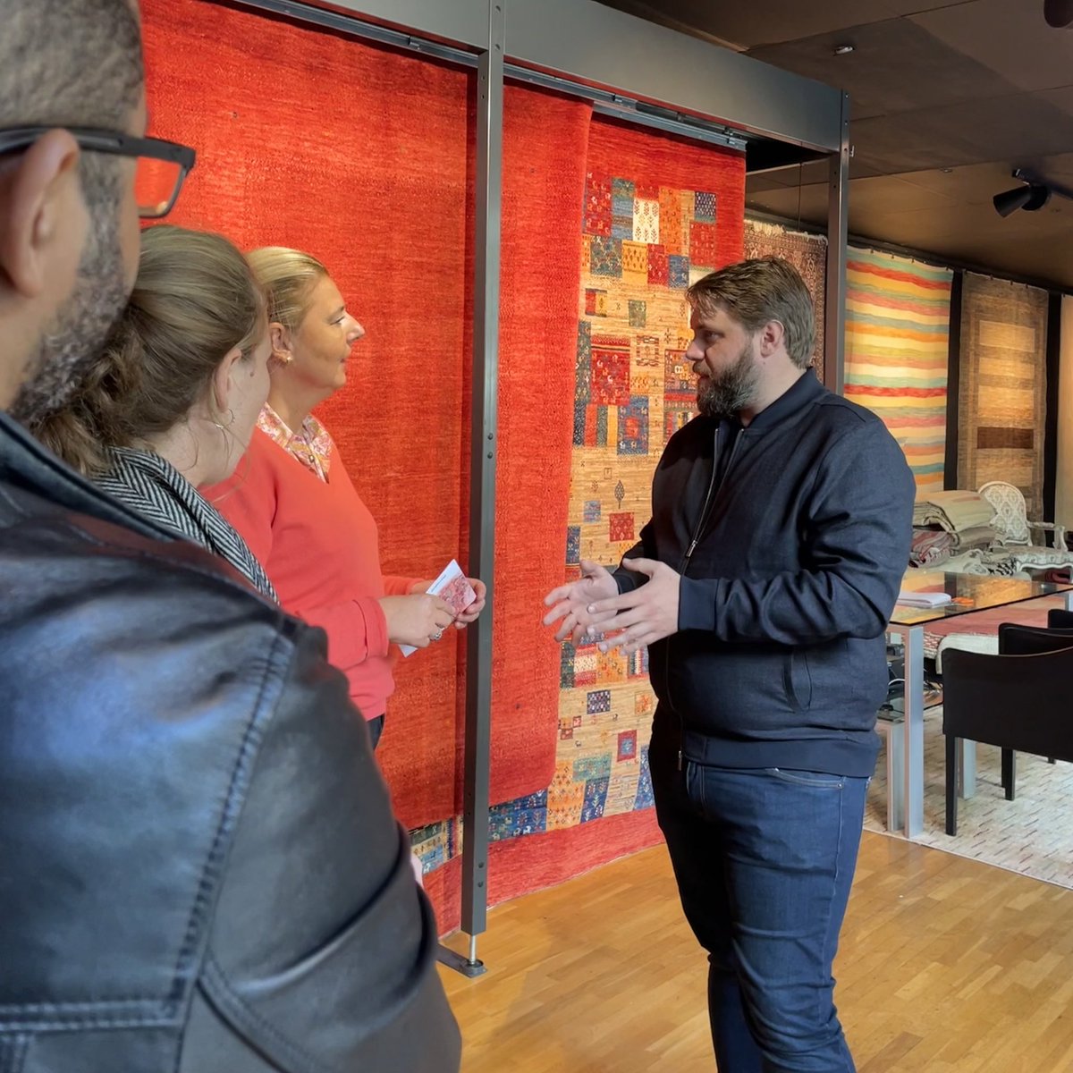 FabianMaingain's tweet photo. Et cet après-midi, tour des commerçants dans le centre-ville à l’occasion du #WeekendDuClient avec @UCMMouvement @comeos @UNIZOvzw @BX1Officiel https://t.co/5UeRnNYSS1