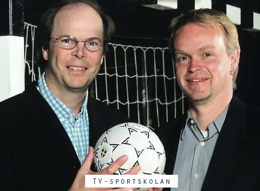 robertperlskog's tweet photo. En gång i tiden var vi unga. #handbollskommentering
Det blev 27 år och 42 mästerskap för Humle &amp; Dumle
📸 Pressbild TV4 https://t.co/I6id3QnD9n