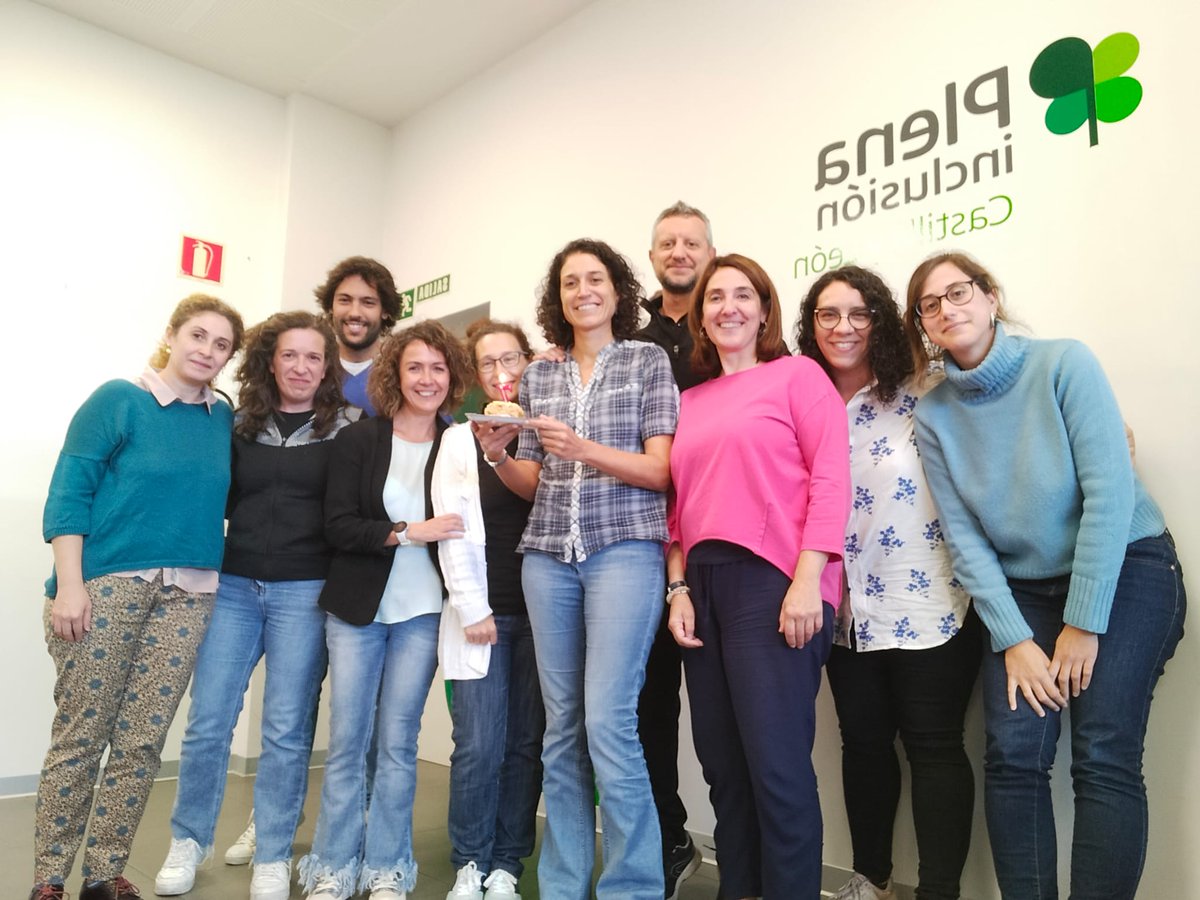 PlenaCyL's tweet photo. 🎂Hoy @Plenainclusion está de aniversario y el equipo de la #Federación lo celebra soplando las velas🕯️🕯️!!

🍀Hace 7 años que presentamos nuestro trébol, nuestro nuevo nombre, nueva misión... todo centrado en #cadapersona

⬇️Todo lo que hacemos👇
https://t.co/nTwme8pzUF https://t.co/64D6GBV9VE
