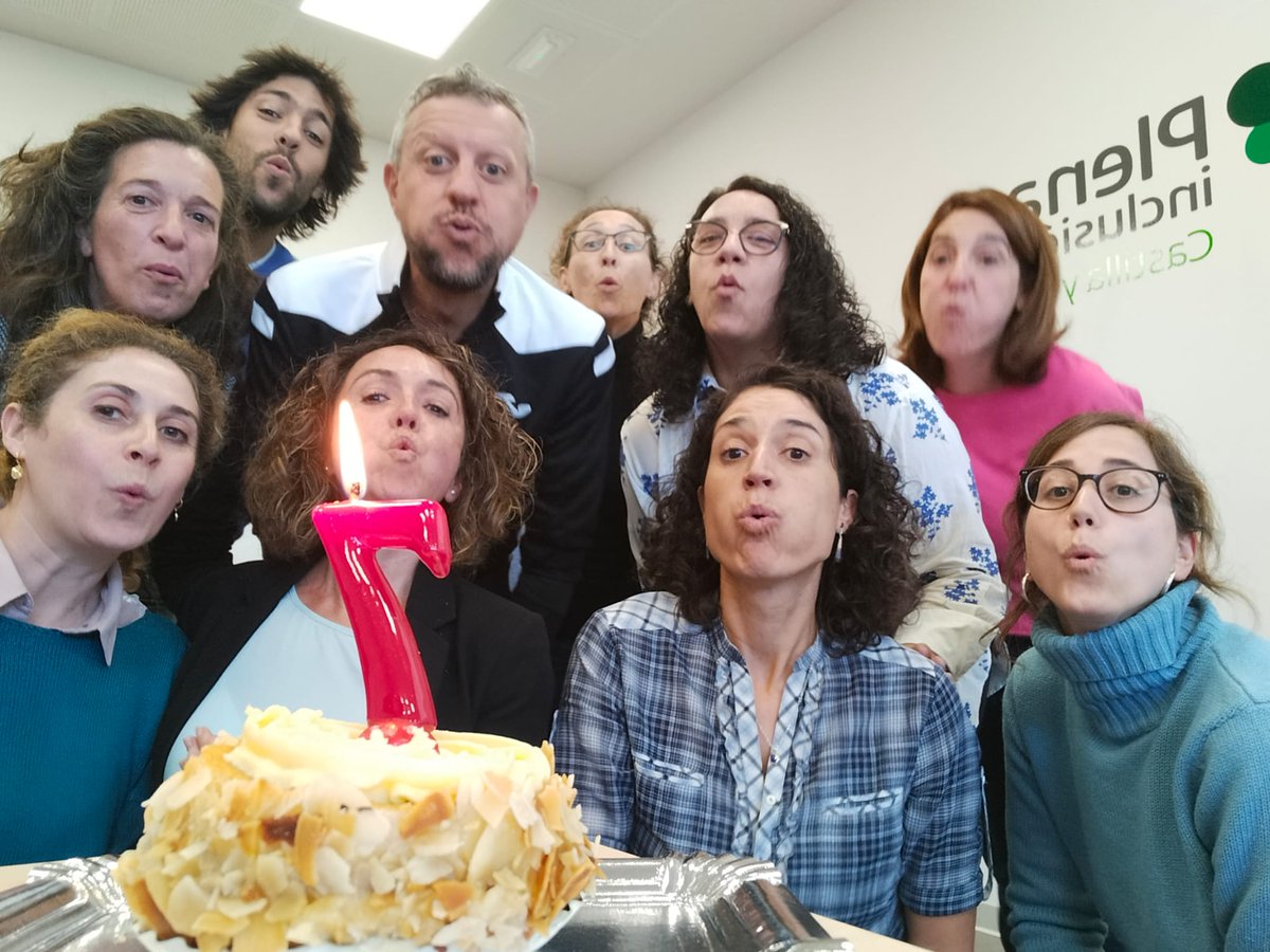 PlenaCyL's tweet photo. 🎂Hoy @Plenainclusion está de aniversario y el equipo de la #Federación lo celebra soplando las velas🕯️🕯️!!

🍀Hace 7 años que presentamos nuestro trébol, nuestro nuevo nombre, nueva misión... todo centrado en #cadapersona

⬇️Todo lo que hacemos👇
https://t.co/nTwme8pzUF https://t.co/64D6GBV9VE