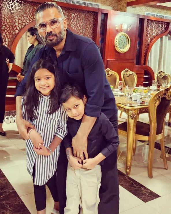 Humble superstar @SunielVShetty sir with two lucky kids..❣️ #Sunielshetty