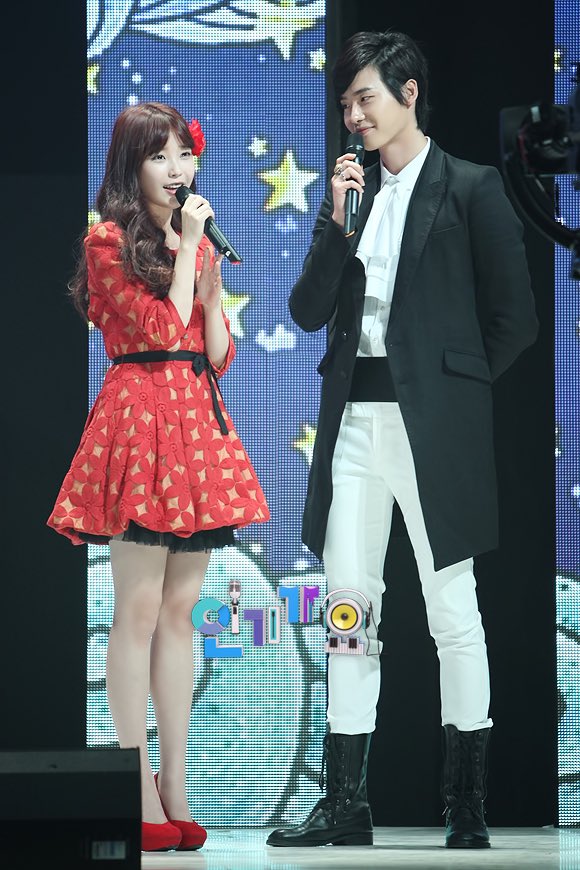 loverdramas's tweet photo. 인가팸 아이유랑 악뮤 축가 와주심 https://t.co/zQlEWfK7G8
