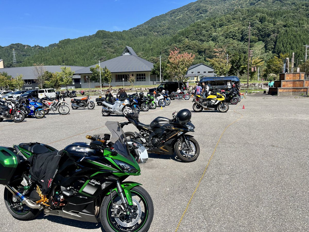 Knight303sq's tweet photo. 主催者のパニさん(黄色)と退院(右)して3年ぶりに復活したCBR250RR

CBR250ハリケーンの若者、昔は1杯走ってたんですかって(笑)レプリカしか走って無かったよ。

たしか20000rpmまで回ったんだよな

#HBCM https://t.co/2MLuF5f7DA