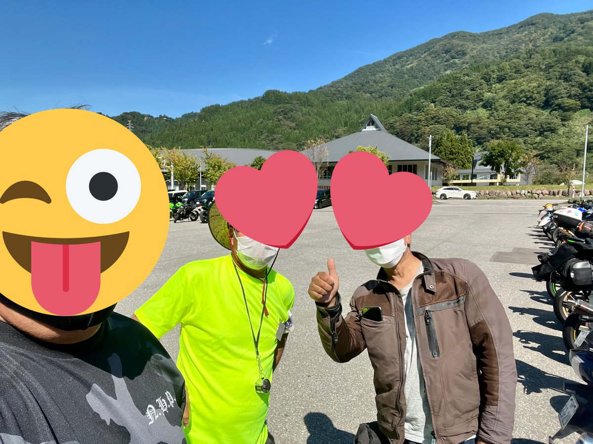 Knight303sq's tweet photo. 主催者のパニさん(黄色)と退院(右)して3年ぶりに復活したCBR250RR

CBR250ハリケーンの若者、昔は1杯走ってたんですかって(笑)レプリカしか走って無かったよ。

たしか20000rpmまで回ったんだよな

#HBCM https://t.co/2MLuF5f7DA